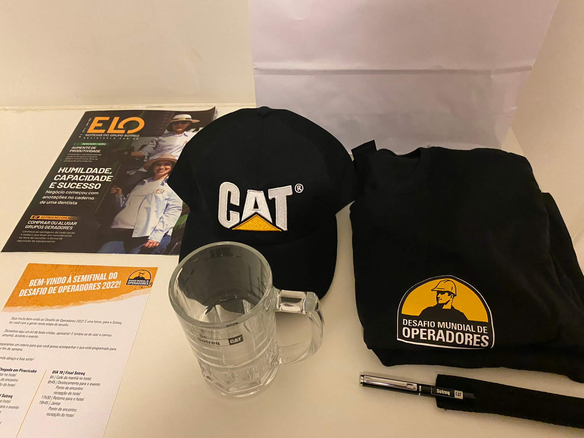 Materiais e brindes do Desafio Mundial de Operadores Caterpillar 2022